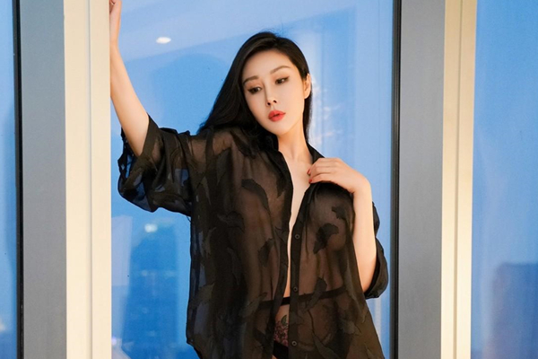 當紅亞裔主播自製情景性愛視訊輯黑絲制服Solo雙飛肛交野戰顏射吞精等